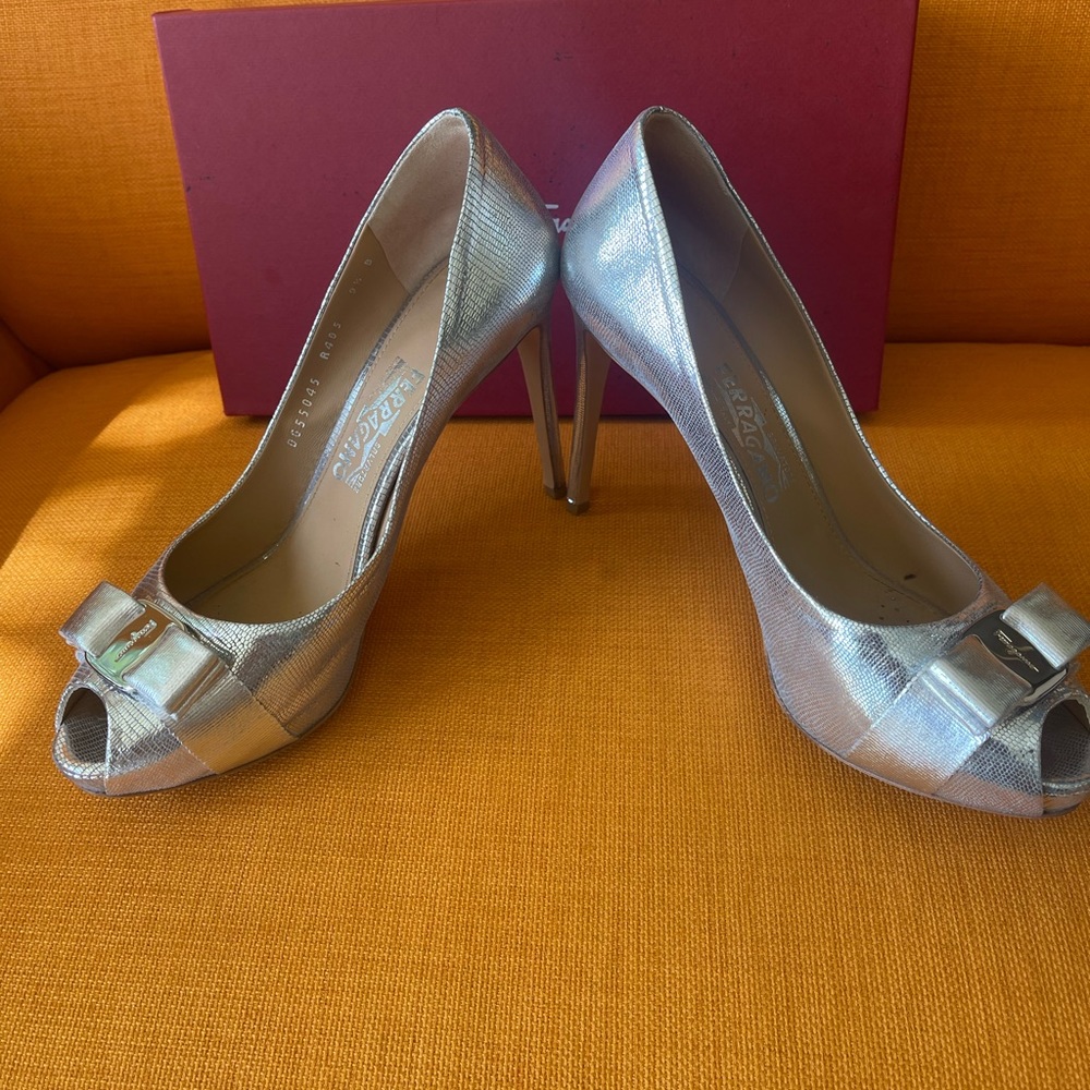 Silver SALVATORE FERRAGAMO peep toe  HEELS - Picture 7 of 10